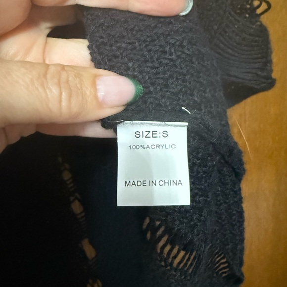 Boutique distressed sweater - Picture 3 of 3